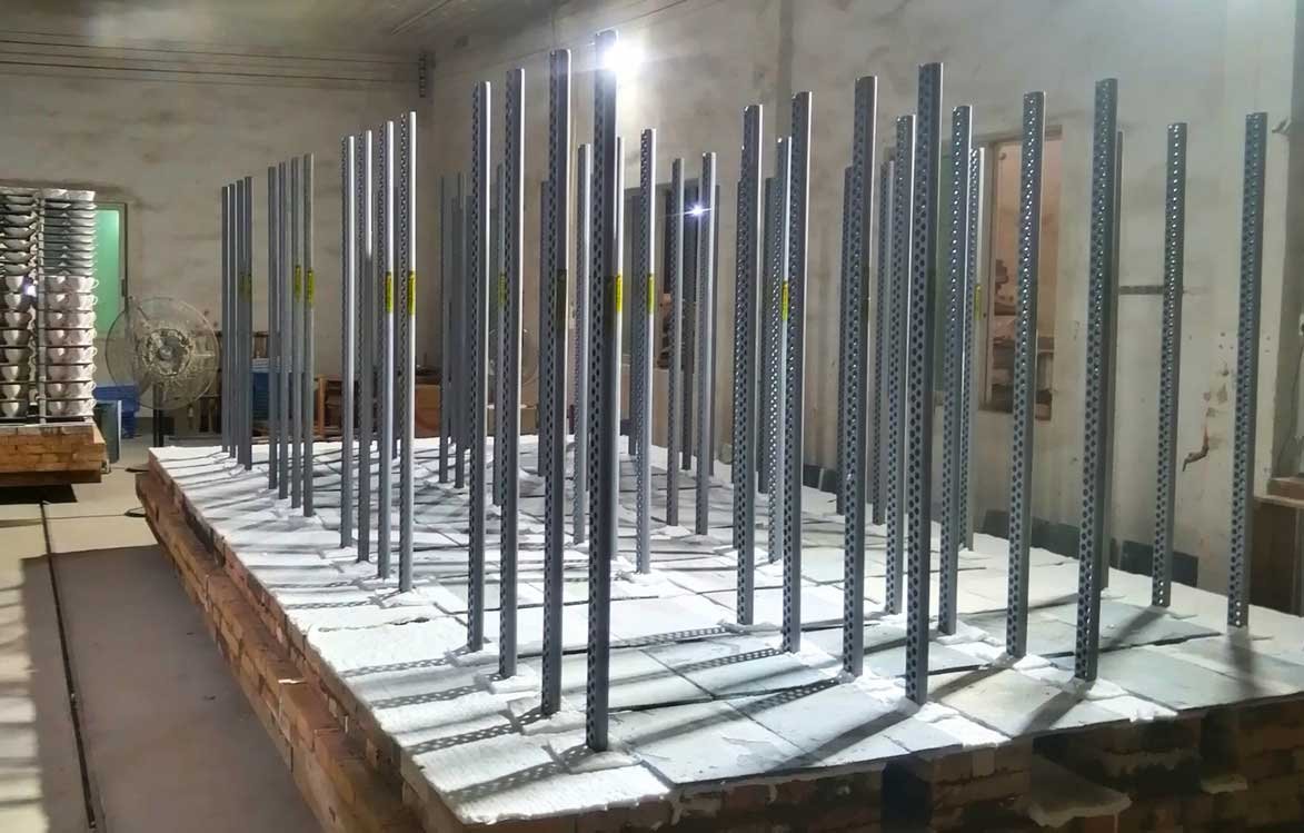 Final inspection and layout adjustment of kiln furniture before firing process