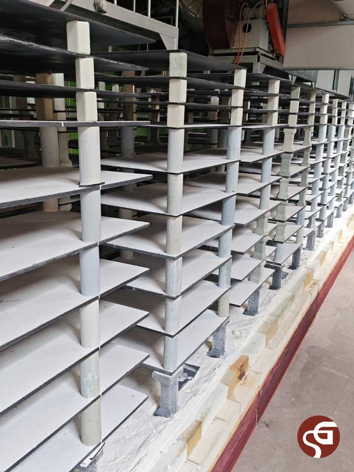 Sintered Silicon Carbide (SSiC) plates and mullite support blocks on tunnel kiln car for firing ceramic tableware