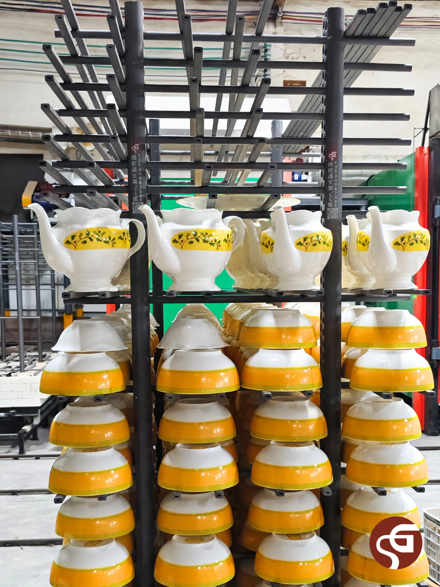Multi-level kiln furniture system using SiC support posts for complex tableware shapes like teapots and bowls, ensuring stability during firing.
